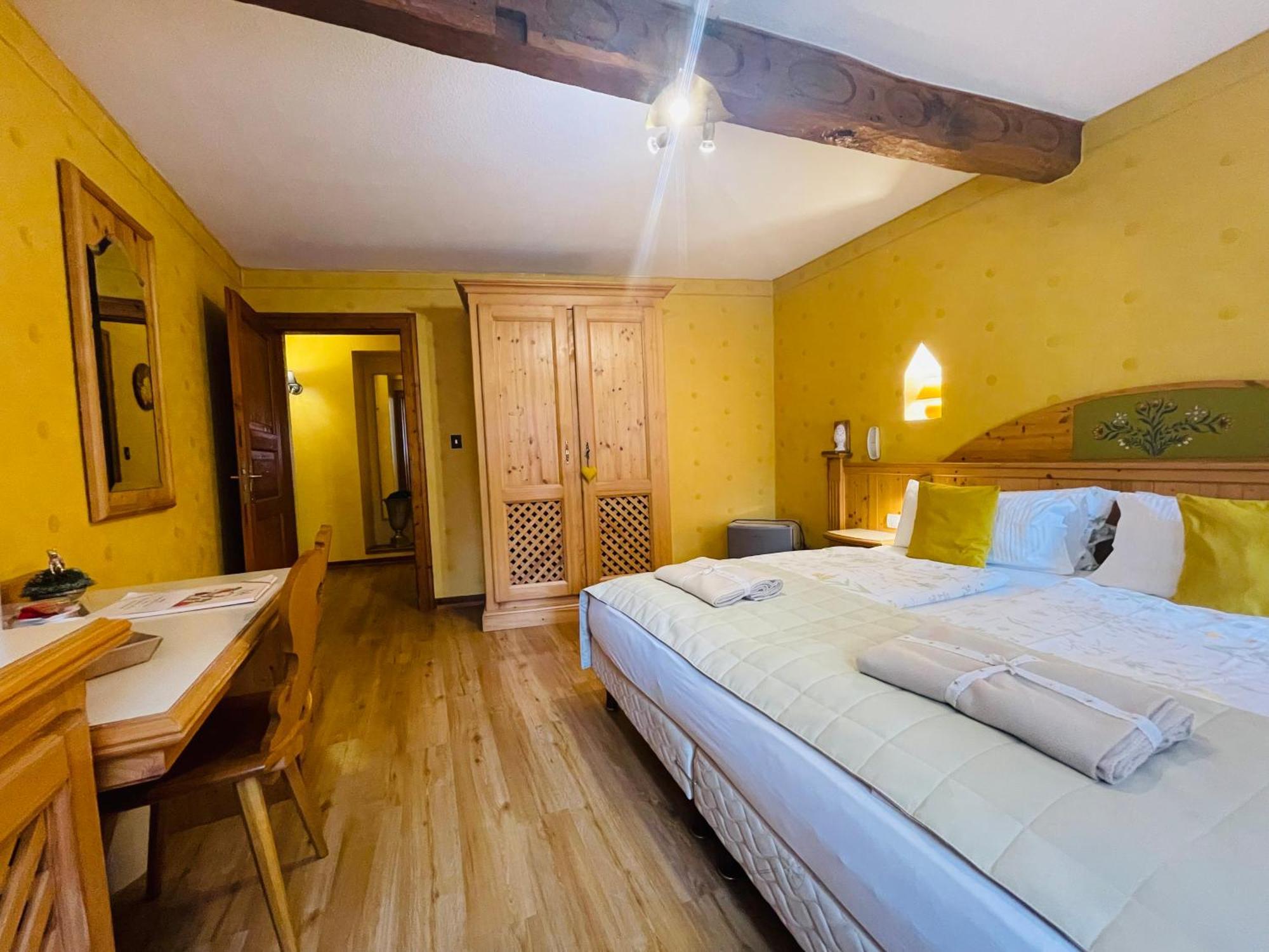 Historisches Gaestehaus Au Faucon Von 1535 Wissembourg Exterior foto
